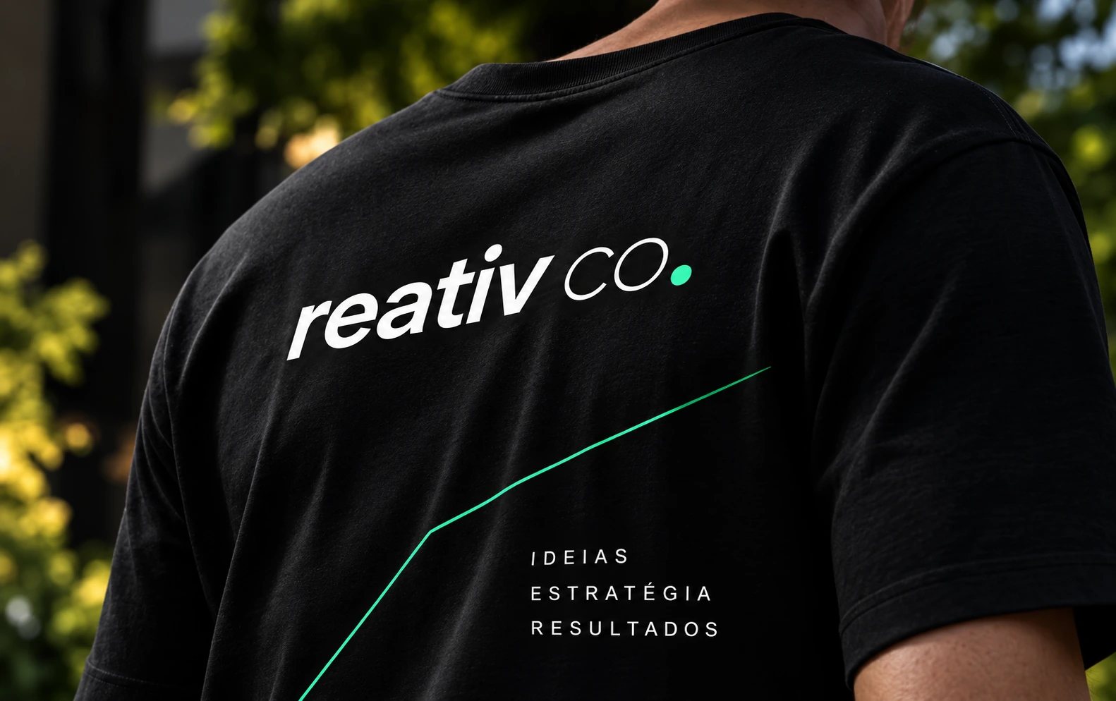 Identidade Reativ aplicada em camiseta preta